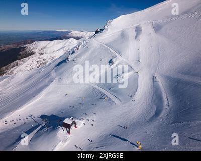 MT Hutt, Nouvelle-Zélande : vue aérienne des pistes de ski de Mt Hutt et télésiège dans la région de Canterbury par une journée ensoleillée d'hiver dans le sud de l'île de Nouvelle-Zélande Banque D'Images