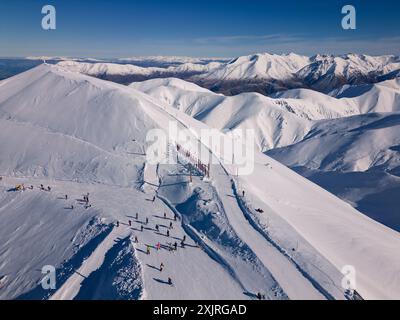 MT Hutt, Nouvelle-Zélande : vue aérienne par drone des pistes de la station de ski de Mt Hutt dans la région de Canterbury en hiver sur l'île du sud de la Nouvelle-Zélande Banque D'Images