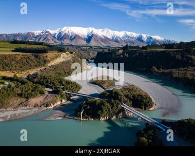 Mont Hutt, Nouvelle-Zélande : vue aérienne de la rivière Rakaia et de la gorge près du Mont Hutt à Canterbury dans l'île du sud de la Nouvelle-Zélande par une journée d'hiver ensoleillée. Banque D'Images