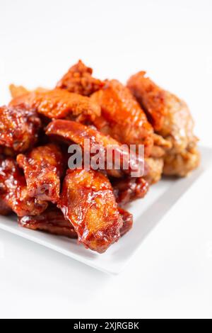 Une vue d'une assiette d'un échantillonneur d'ailes de poulet, avec des saveurs comme le buffle et la sauce barbecue. Banque D'Images
