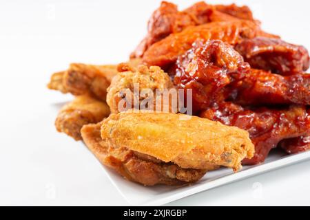 Une vue d'une assiette d'un échantillonneur d'ailes de poulet, avec des saveurs comme le buffle et la sauce barbecue. Banque D'Images