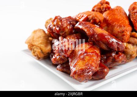 Une vue d'une assiette d'un échantillonneur d'ailes de poulet, avec des saveurs comme le buffle et la sauce barbecue. Banque D'Images