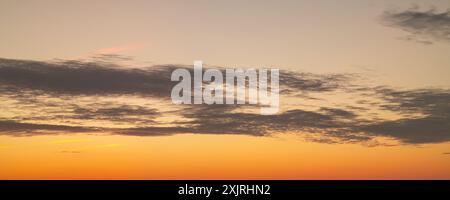 Les nuages du coucher du soleil se rassemblent. Ciel panoramique de lever ou de coucher de soleil avec des nuages. Coucher de soleil ciel sur crépuscule dans la soirée avec coucher de soleil. Nuage nature ciel Banque D'Images