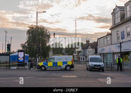 Scène de meurtre, Weslcliff on Sea, 19 juillet 2024. Cordon de police, parking Hamlet court Road. Les médecins légistes de la police rassemblent des preuves sur les lieux d'un coup de couteau. Banque D'Images