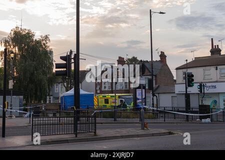 Scène de meurtre, Weslcliff on Sea, 19 juillet 2024. Cordon de police, parking Hamlet court Road. Les médecins légistes de la police rassemblent des preuves sur les lieux d'un coup de couteau. Banque D'Images