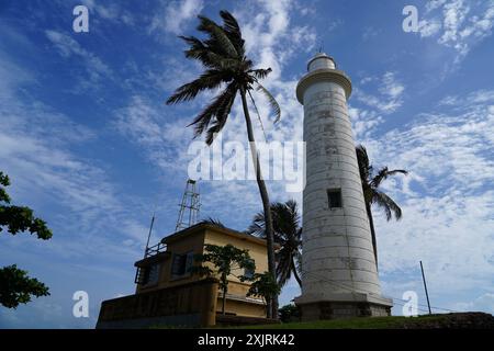 Colombo. 19 juillet 2024. Cette photo prise le 19 juillet 2024 montre un phare à Galle, au Sri Lanka. La vieille ville de Galle et ses fortifications ont été classées au patrimoine mondial de l'UNESCO en 1988. Crédit : Chen Dongshu/Xinhua/Alamy Live News Banque D'Images