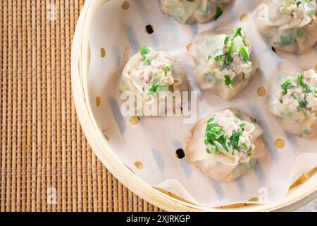 Une vue de haut en bas d'un steamer en bambou plein de shumai de porc. Banque D'Images