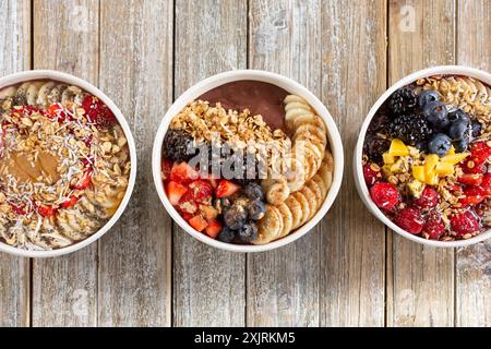 Une vue de dessus de trois bols de fruits d'açai. Banque D'Images