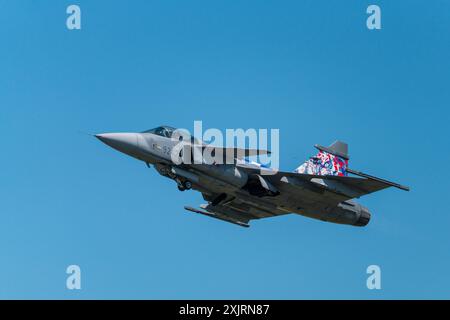 Un Saab JAS 39C Gripen de l'armée de l'air tchèque décolle lors d'un spectacle aérien à la RAF Fairford Banque D'Images