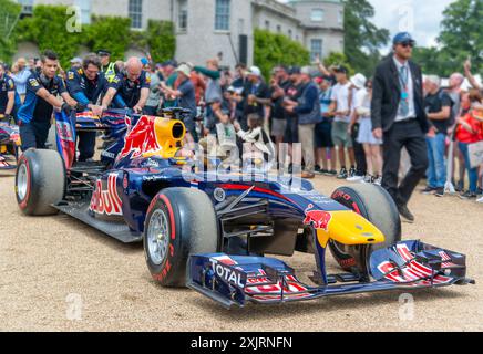 La voiture RB6 Mark Webber.le vainqueur du 1er championnat du monde de Red Bull en 2011 a piloté la montée de colline de Goodwood pour le 20e anniversaire de Red Bull Racing Banque D'Images