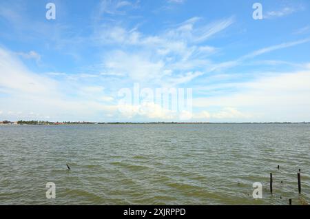 Zone de lagune dans le centre de l'Italie près de la mer Adriatique connue pour sa culture de crustacés et d'anguilles en été Banque D'Images