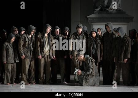 Aufführung des Theatersücks Jedermann auf der Bühne am Domplatz in Salzburg, anlässlich der Salzburger Festspiele 2024, AM 17.07.2024. DAS Bild zeigt eine Szene aus der Aufführung mit Philipp Hochmair als Jedermann während einer Fußwaschung 2024 - Aufführung des Theatersücks Jedermann auf der Bühne am Domplatz in Salzburg, anlässlich der Salzburger Festspiele 2024, AM 17.07.2024. *** Exécution de la pièce de théâtre Jedermann sur la scène de Domplatz à Salzbourg, à l'occasion du Festival de Salzbourg 2024, le 17 07 2024 L'image montre une scène de la performance avec Philipp Hochmair AS Banque D'Images