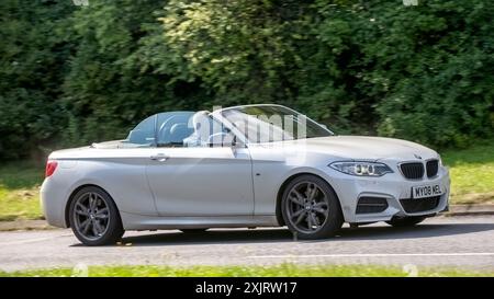 Milton Keynes, Royaume-Uni - 18 juillet 2024 : 2017 voiture blanche BMW série 2 m240i conduisant sur une route de campagne britannique Banque D'Images