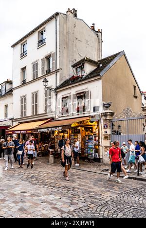 Rue du Mont Cenis, une rue de la butte de Montmartre, populaire pour ses restaurants et bistrot, Paris, France Banque D'Images