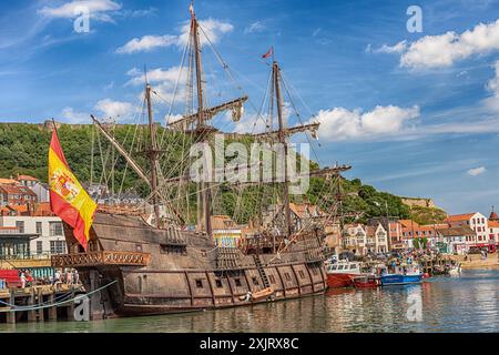 Réplique d'un galion espagnol du XVIIe siècle amarré dans le port. Les touristes regardent au-dessus du navire et un ciel avec des nuages est au-dessus. Banque D'Images