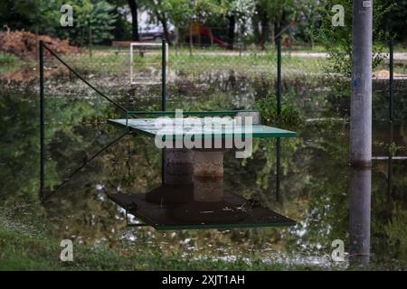 Zagreb, Croatie. 20 juillet 2024. Un terrain de basket-ball inondé est vu après le passage de la tempête estivale à Zagreb, en Croatie, le 20 juillet 2024. Photo : Igor Kralj/PIXSELL crédit : Pixsell/Alamy Live News Banque D'Images