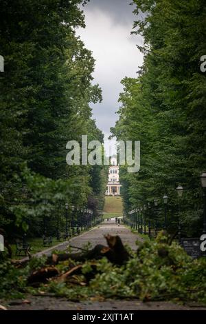 Zagreb, Croatie. 20 juillet 2024. Des arbres tombés sont vus après le passage de la tempête estivale au parc Maksimir à Zagreb, en Croatie, le 20 juillet 2024. Photo : Neva Zganec/PIXSELL crédit : Pixsell/Alamy Live News Banque D'Images