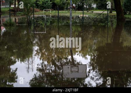 Zagreb, Croatie. 20 juillet 2024. Un terrain de basket-ball inondé est vu après le passage de la tempête estivale à Zagreb, en Croatie, le 20 juillet 2024. Photo : Igor Kralj/PIXSELL crédit : Pixsell/Alamy Live News Banque D'Images