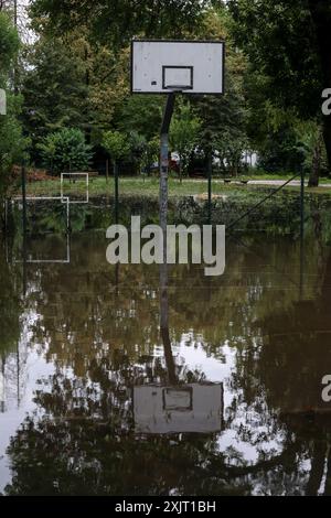 Zagreb, Croatie. 20 juillet 2024. Un terrain de basket-ball inondé est vu après le passage de la tempête estivale à Zagreb, en Croatie, le 20 juillet 2024. Photo : Igor Kralj/PIXSELL crédit : Pixsell/Alamy Live News Banque D'Images