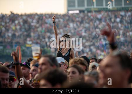Boom, Belgique. 19 juillet 2024. Les gens sont vus danser pendant la première journée du festival de musique électronique Tomorrowland, vendredi 19 juillet 2024, à Boom. Le premier week-end de la 18ème édition du festival a lieu sur le terrain 'de Schorre' à Boom, du 19 au 21 juillet. BELGA PHOTO JONAS ROOSENS crédit : Belga News Agency/Alamy Live News Banque D'Images
