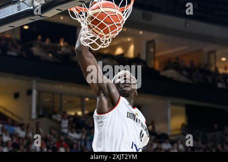 Berlin, Deutschland. 19 juillet 2024. GER, Berlin, DBB, basket-ball, Allemagne vs Japon, Uber Arena, 19 juillet 2024, match national, match amical international - hommes, préparation pour Olympia 24 Paris, Isaac Bonga (d), devant le panier, crédit : HMB Media/Alamy Live News Banque D'Images