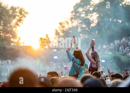 Boom, Belgique. 19 juillet 2024. Les gens sont vus danser pendant la première journée du festival de musique électronique Tomorrowland, vendredi 19 juillet 2024, à Boom. Le premier week-end de la 18ème édition du festival a lieu sur le terrain 'de Schorre' à Boom, du 19 au 21 juillet. BELGA PHOTO JONAS ROOSENS crédit : Belga News Agency/Alamy Live News Banque D'Images