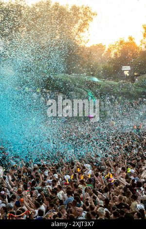 Boom, Belgique. 19 juillet 2024. Un aperçu montre la foule lors de la première journée du festival de musique électronique Tomorrowland, vendredi 19 juillet 2024, à Boom. Le premier week-end de la 18ème édition du festival a lieu sur le terrain 'de Schorre' à Boom, du 19 au 21 juillet. BELGA PHOTO JONAS ROOSENS crédit : Belga News Agency/Alamy Live News Banque D'Images