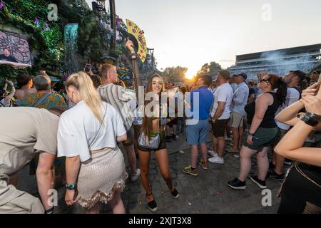 Boom, Belgique. 19 juillet 2024. Les gens sont vus danser pendant la première journée du festival de musique électronique Tomorrowland, vendredi 19 juillet 2024, à Boom. Le premier week-end de la 18ème édition du festival a lieu sur le terrain 'de Schorre' à Boom, du 19 au 21 juillet. BELGA PHOTO JONAS ROOSENS crédit : Belga News Agency/Alamy Live News Banque D'Images