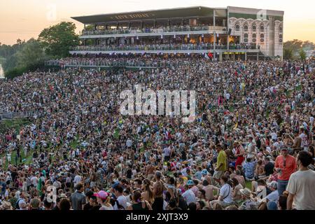 Boom, Belgique. 19 juillet 2024. Un aperçu montre la foule lors de la première journée du festival de musique électronique Tomorrowland, vendredi 19 juillet 2024, à Boom. Le premier week-end de la 18ème édition du festival a lieu sur le terrain 'de Schorre' à Boom, du 19 au 21 juillet. BELGA PHOTO JONAS ROOSENS crédit : Belga News Agency/Alamy Live News Banque D'Images