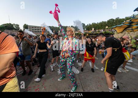 Boom, Belgique. 19 juillet 2024. Les gens sont vus danser pendant la première journée du festival de musique électronique Tomorrowland, vendredi 19 juillet 2024, à Boom. Le premier week-end de la 18ème édition du festival a lieu sur le terrain 'de Schorre' à Boom, du 19 au 21 juillet. BELGA PHOTO JONAS ROOSENS crédit : Belga News Agency/Alamy Live News Banque D'Images