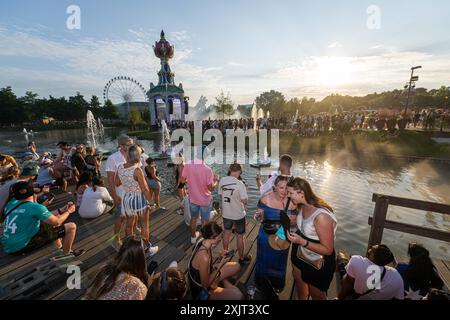Boom, Belgique. 19 juillet 2024. Un aperçu montre la foule lors de la première journée du festival de musique électronique Tomorrowland, vendredi 19 juillet 2024, à Boom. Le premier week-end de la 18ème édition du festival a lieu sur le terrain 'de Schorre' à Boom, du 19 au 21 juillet. BELGA PHOTO JONAS ROOSENS crédit : Belga News Agency/Alamy Live News Banque D'Images