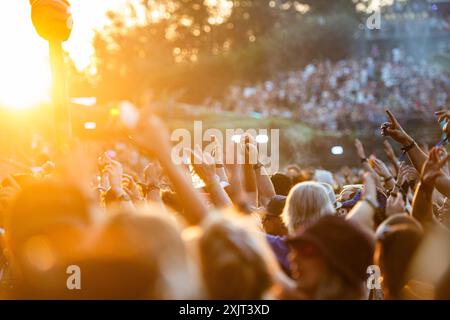 Boom, Belgique. 19 juillet 2024. Les gens sont vus danser pendant la première journée du festival de musique électronique Tomorrowland, vendredi 19 juillet 2024, à Boom. Le premier week-end de la 18ème édition du festival a lieu sur le terrain 'de Schorre' à Boom, du 19 au 21 juillet. BELGA PHOTO JONAS ROOSENS crédit : Belga News Agency/Alamy Live News Banque D'Images