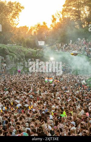 Boom, Belgique. 19 juillet 2024. Un aperçu montre la foule lors de la première journée du festival de musique électronique Tomorrowland, vendredi 19 juillet 2024, à Boom. Le premier week-end de la 18ème édition du festival a lieu sur le terrain 'de Schorre' à Boom, du 19 au 21 juillet. BELGA PHOTO JONAS ROOSENS crédit : Belga News Agency/Alamy Live News Banque D'Images