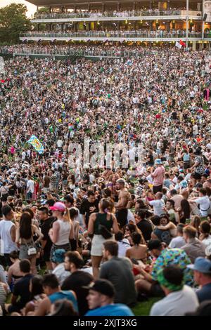 Boom, Belgique. 19 juillet 2024. Un aperçu montre la foule lors de la première journée du festival de musique électronique Tomorrowland, vendredi 19 juillet 2024, à Boom. Le premier week-end de la 18ème édition du festival a lieu sur le terrain 'de Schorre' à Boom, du 19 au 21 juillet. BELGA PHOTO JONAS ROOSENS crédit : Belga News Agency/Alamy Live News Banque D'Images