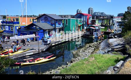 Victoria, Canada - 3 juillet 2023 : touristes explorant les bâtiments colorés du quai de Fisherman Banque D'Images