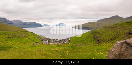 Stykki, Faroe Island - Jul 2021: Vue de dessus du charmant petit village niché dans une vallée surplombant l'océan Atlantique. Kvívík (Danois : Kvivivivig) Banque D'Images