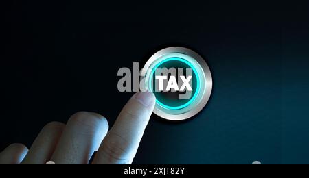 Concept de planification d'e-taxe, homme d'affaires appuyant sur le bouton sur l'écran. Homme d'affaires touchant les engrenages avec le mot TAXE dans une interface numérique. Economie d'impôt pour bus Banque D'Images