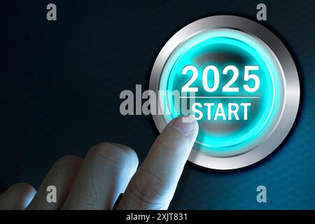 Homme d'affaires appuyant sur les objectifs de bouton sur l'écran virtuel. Homme d'affaires touchant à l'icône de bouton de démarrage virtuel avec 2025 pour le début et le concept de nouvelle année heureuse. Banque D'Images