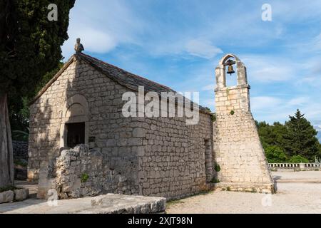 Petite église sur la colline de Marjan près de Split - Dalmatie, Croatie Banque D'Images