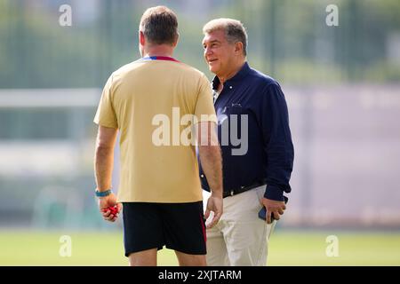 Hansi Flick, entraîneur du FC Barcelone (l) avec Joan Laporta, président du FC Barcelone (R) lors d'une séance d'entraînement du FC Barcelone à Ciutat Esport Banque D'Images