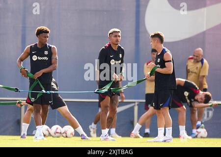 Alejandro Balde avec Julian Araujo lors d'une séance d'entraînement du FC Barcelone à Ciutat Esportiva Joan Gamper le 19 juillet 2024 à Barcelone, Espagne. (cr Banque D'Images