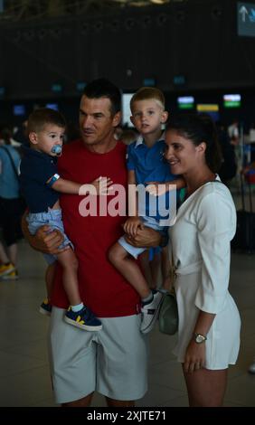 Zagreb, Croatie. 20 juillet 2024. L’athlète valent Sinkovic avec sa famille à l’aéroport de Zagreb à Zagreb, en Croatie, le 20 juillet 2024, en tant que membre de l’équipe de Croatie, départ pour les Jeux Olympiques de Paris 2024. Photo : Josip Miskovic/PIXSELL crédit : Pixsell/Alamy Live News Banque D'Images