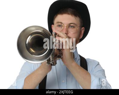 Beau musicien jouant de la trompette sur fond blanc Banque D'Images