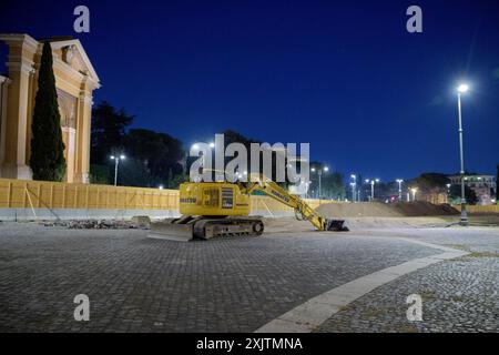 Rome, Italie. 19 juillet 2024. Une excavatrice s'est arrêtée dans la soirée sur le chantier de construction pour la rénovation de la nouvelle place piétonne qui couvre une superficie de ''‹''`` environ 18 mille mètres carrés devant la basilique de San Giovanni in Laterano à l'occasion du prochain Jubilé à Rome. (Crédit image : © Marcello Valeri/ZUMA Press Wire) USAGE ÉDITORIAL SEULEMENT! Non destiné à UN USAGE commercial ! Banque D'Images