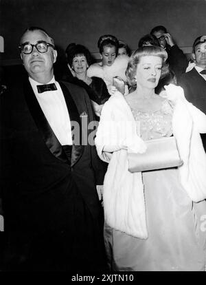 Directeur ROBERT ALDRICH et BETTE DAVIS arrivant pour la projection de CE QUI EST ARRIVÉ À BABY JANE ? (1962) au Festival de Cannes en mai 1963 avec derrière eux en manteau de fourrure sa fille BARBARA DAVIS SHERRY alias B.D. MERRILL qui est également apparue dans le film Banque D'Images