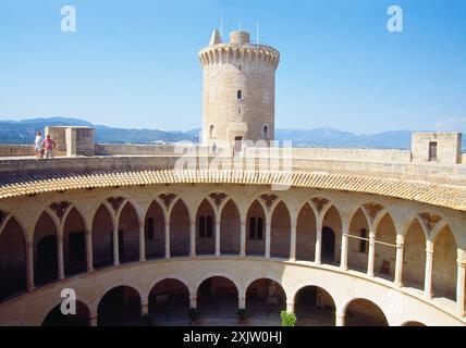 Cour intérieure et conserver. Château de Bellver, Palma de Mallorca, Espagne. Banque D'Images