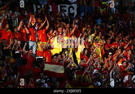 Fussball, Europameisterschaft, EURO 2024, finale, Olympiastadion Berlin : Spanien - Angleterre 2:1 ; Spanische fans in einem Sonnenstreifen. Fan, fans, Fankultur, Begeisterung. Banque D'Images