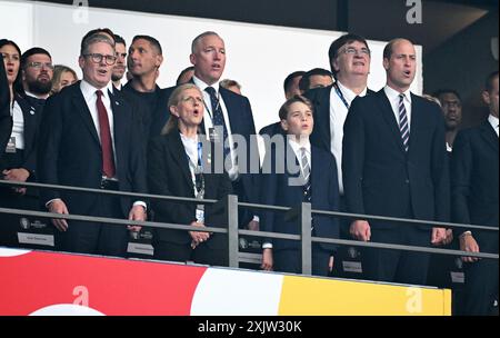 Fussball, Europameisterschaft, EURO 2024, finale, Olympiastadion Berlin : Spanien - England 2:1 ; Der britische Premierminister Keir Starmer, Prinz William und Prinz George singen die Nationalhymne. Banque D'Images