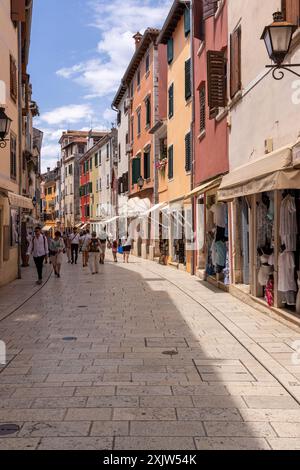 Magasins et bâtiments colorés lumineux dans une rue de la vieille ville de Rovinj, Croatie, Europe Banque D'Images