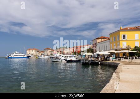 Promenade piétonne du port (Obala Marsala Tita) à Porec, côte d'Istrie, Croatie, Europe Banque D'Images